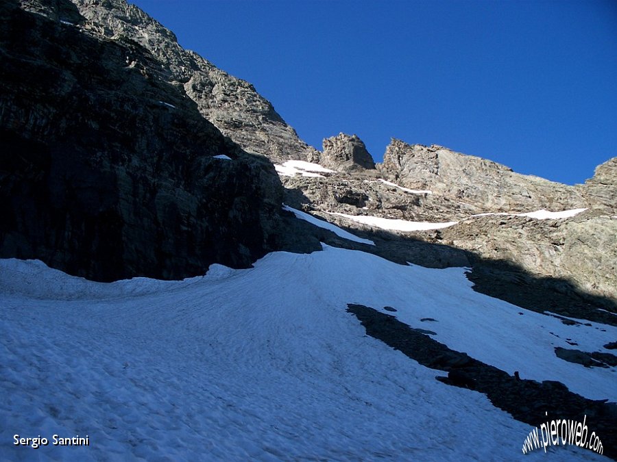 03 Verso il canalino con il tratto di roccette da superare.JPG